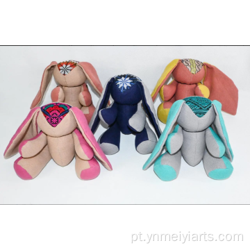 Brinquedo de pelúcia de coelho bordado étnico feito à mão